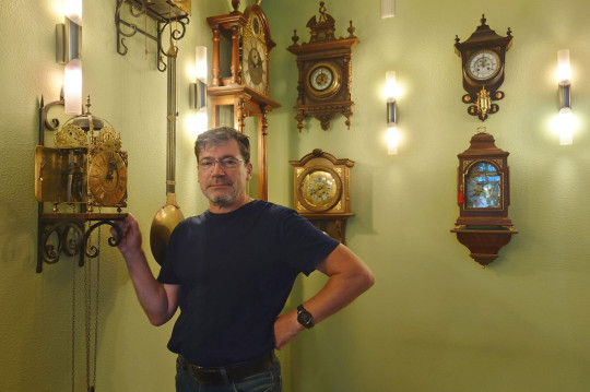 Любимые часы Пушкина и немецкий модерн: реставратор Дмитрий Скрицкий рассказывает о своей коллекции